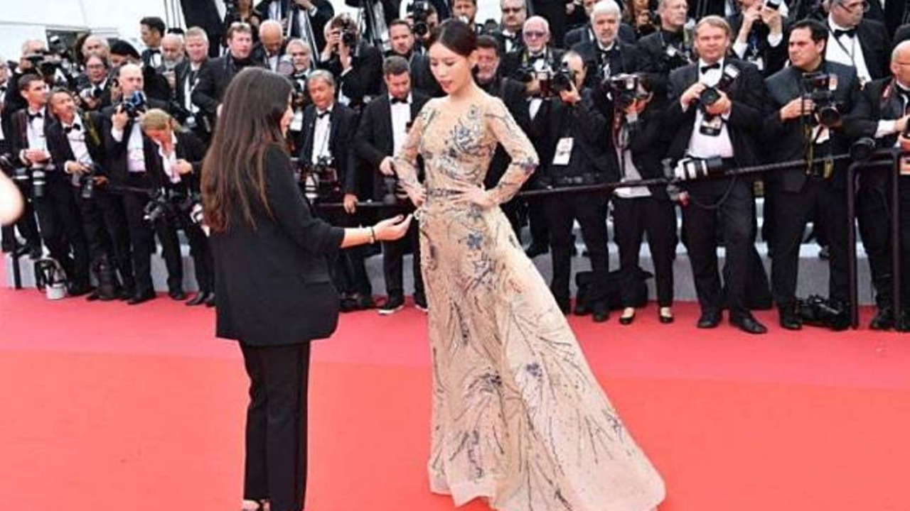 Embarrassing Chinese actress “Shi Yanavi” on Cannes red carpet