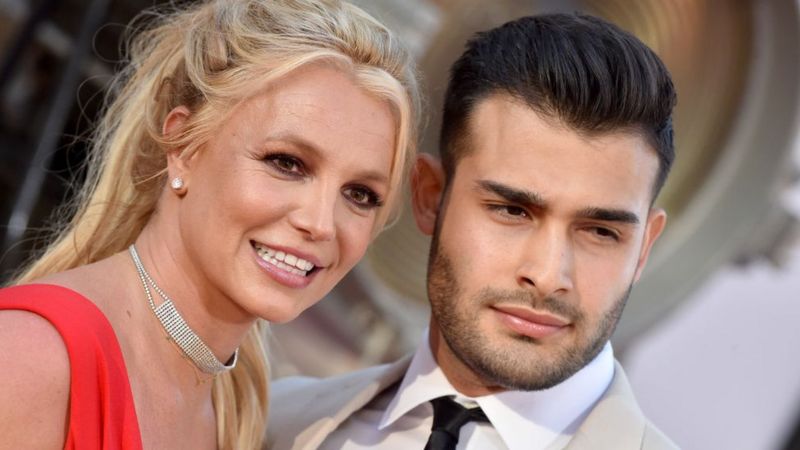 Britney Spears officially engaged to Sam Asgari